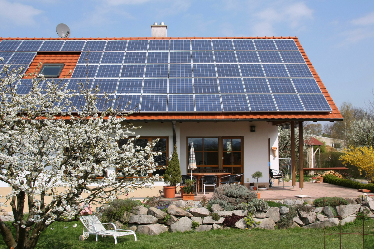 Ein Einfamilienhaus im grünen mit Photovoltaikanlagen am Dach